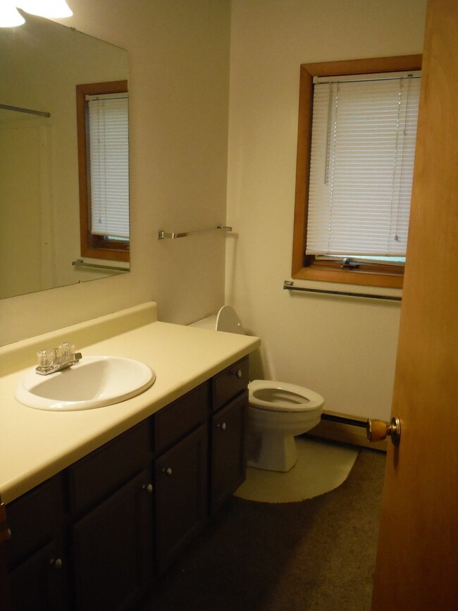 Building Photo - 4 Bedroom Condo- Close to MSU and Downtown...