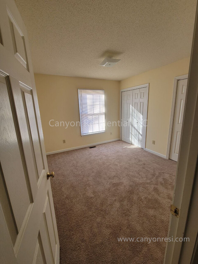 Building Photo - Beautiful 3b, ready to move in!