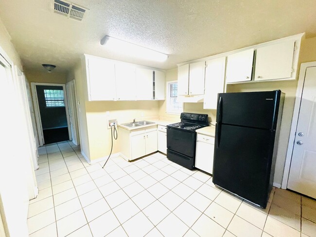 Building Photo - ** 3 Bed 1 Bath located in Chisholm ** Cal...