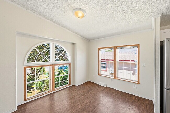 Building Photo - $2,595.95, 5 bed, 3.5 bath with a fenced back yard