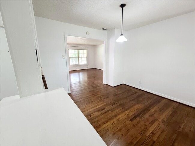 Building Photo - 2414 Wilton Ave
