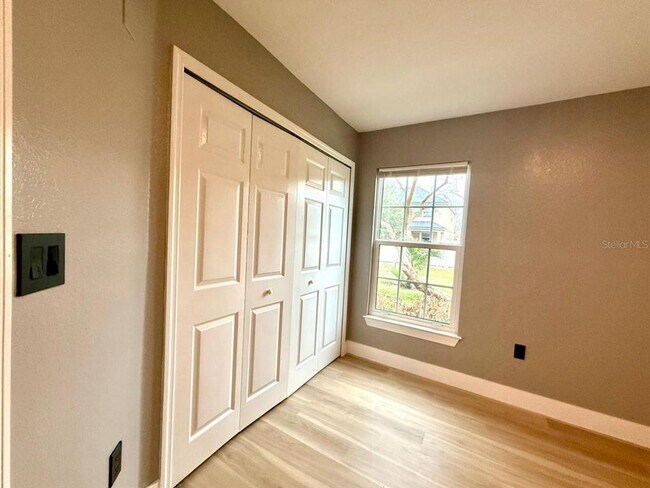 Building Photo - 5455 Vineland Rd