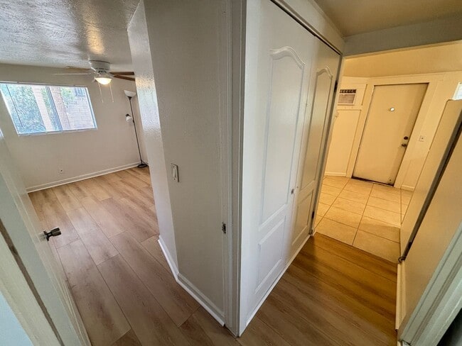 Building Photo - Charming 2Bed/1Bath apartment W/ Private front yard w/ porch and oversized backyard in Henderson