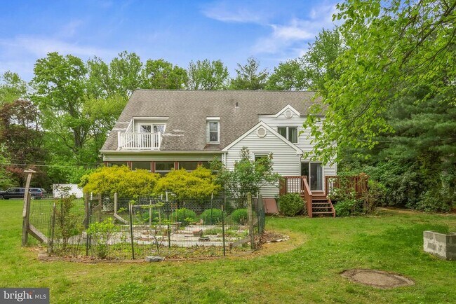 Building Photo - 405 Holly Glen Dr
