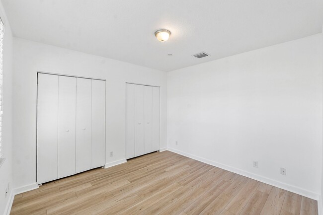 Building Photo - LARGE 3-bed, 3-bath townhome with 2-car ga...