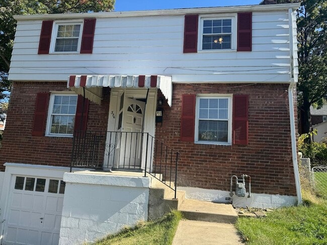 Building Photo - Completely Updated, Open , Quiet House in Oakmont!