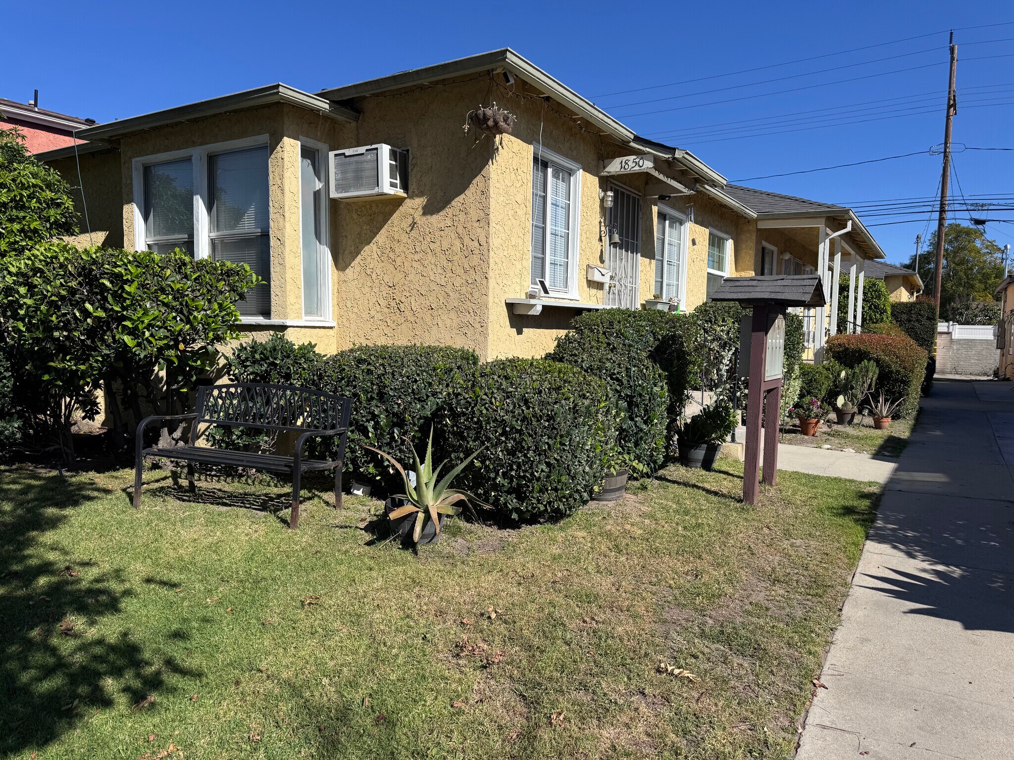 Building Photo - 1850 N Hollywood Way