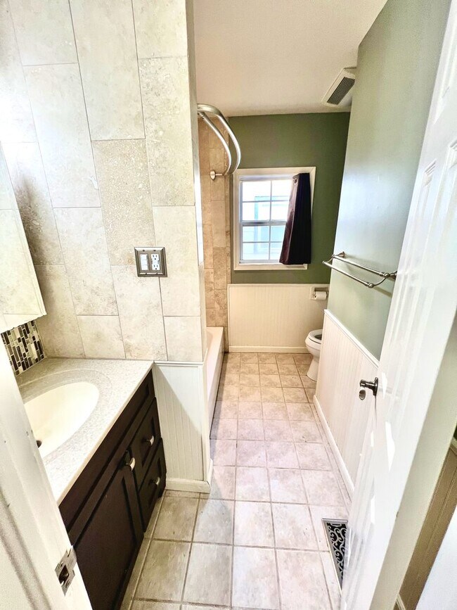 Building Photo - Brookside Bungalow Close to shopping, Riverside trails, & Gathering Place!