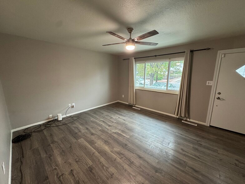 Building Photo - 946 Hutchinson Dr