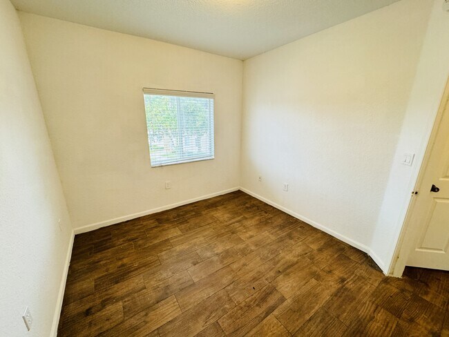 Building Photo - 1157 Golden Lakes Blvd