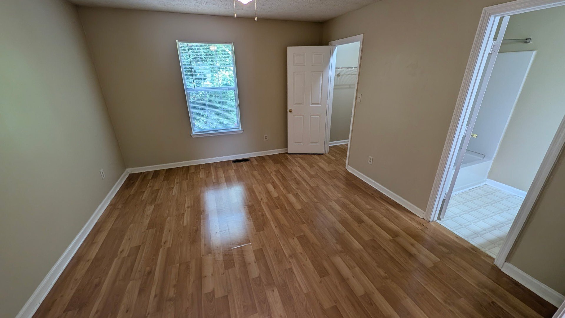 Building Photo - 3909 Meadow Creek Dr