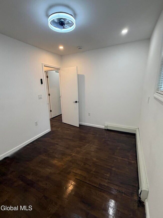 Building Photo - 885 Yorkston St