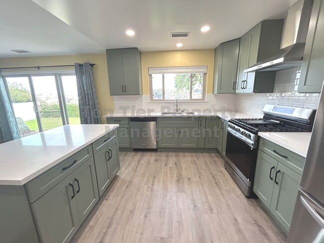 Building Photo - ***Oceanside Charmer 3 bed / 2 bath House ...