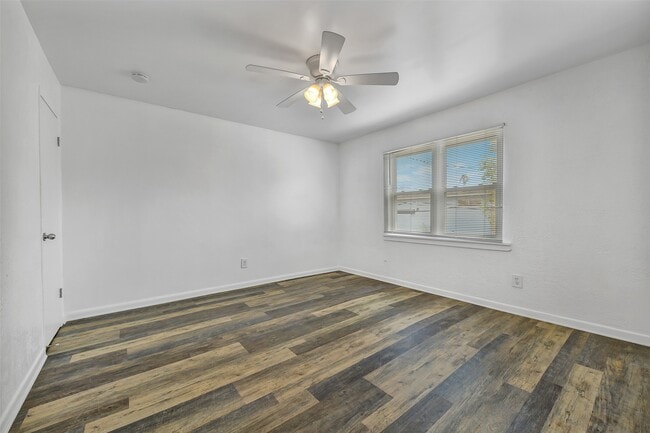 Building Photo - 123 The Strand