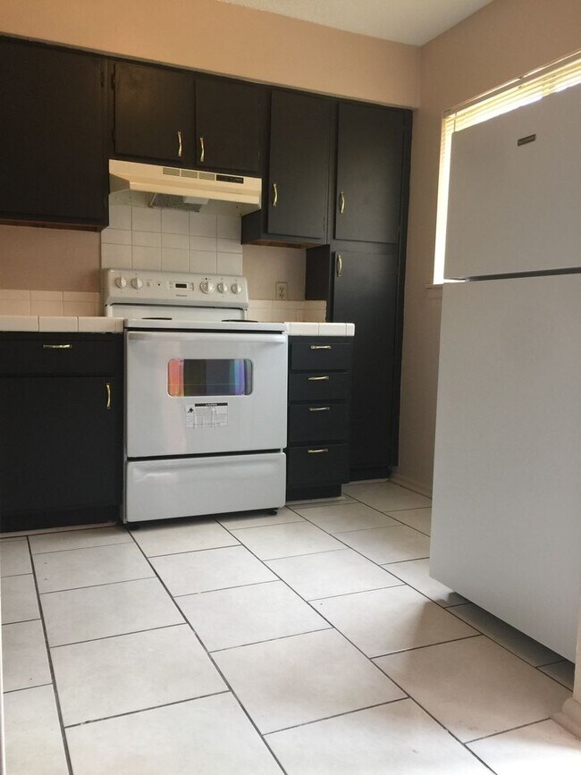 Building Photo - 2 bedroom 2 bath town home in a gated comm...