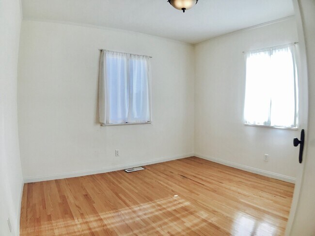 Building Photo - SFM Remodeled Home In Glendale with a Large Backyard.