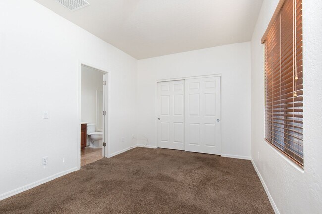 Building Photo - STALLION MOUNTAIN - HUGE 4 BEDROOM, 3 BATH UPGRADED SINGLE STORY