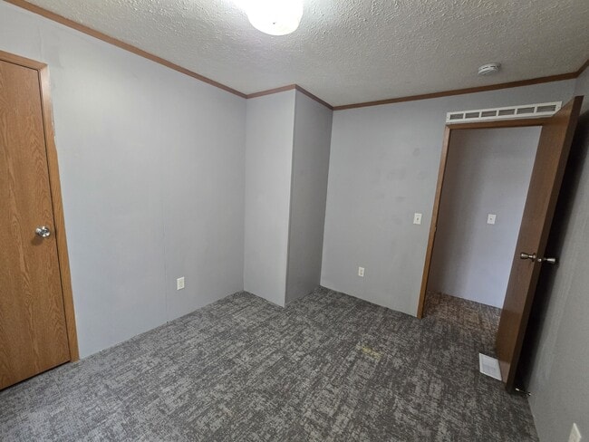 Building Photo - 700 W Ridgeway Ave