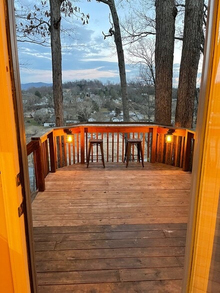 Building Photo - 348 River Rd