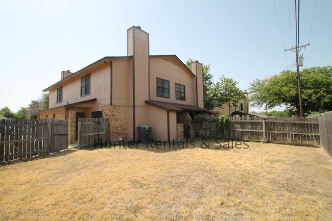 Building Photo - Updated 2-Bedroom Townhome with Modern Fin...