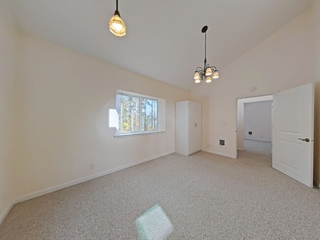 Building Photo - Huge 5 Bedroom Cabin-Style Home on 2+ Wood...