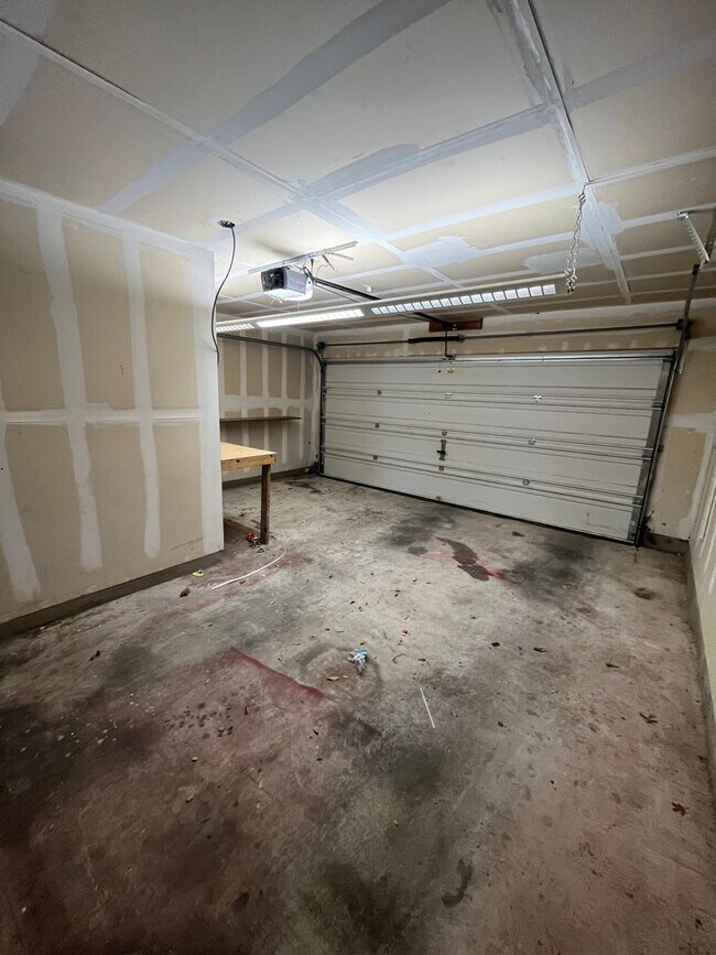 Building Photo - 3/2 in the heart of Del Valle