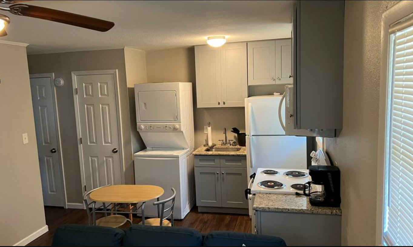 1123 Unit A Kitchen - 1123 S Victory St