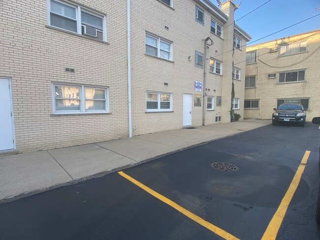 Building Photo - 1353 Perry St