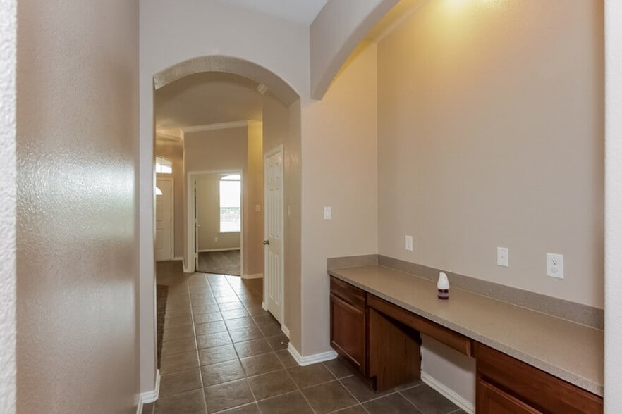 Building Photo - 1141 Lakeside Dr