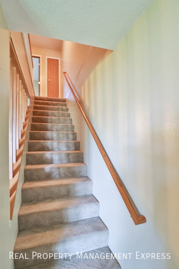 Building Photo - Lovely 2 Bedroom 2.5 Bathroom Townhome