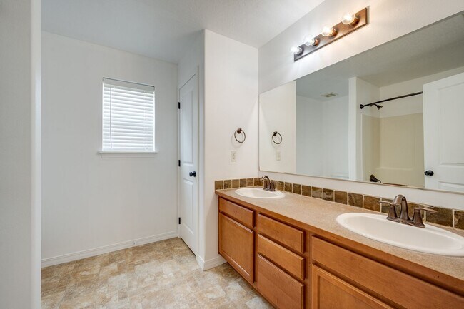 Building Photo - Charming Pullman Retreat with Space to Live and Entertain