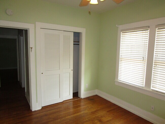 Building Photo - (2) Bed/(1) Bath + Study Avail NOW! Close to Core Norman and OU!