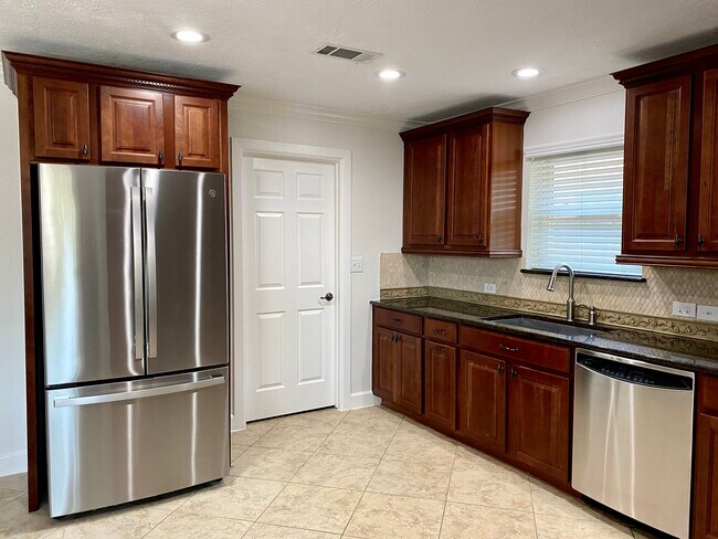 Building Photo - 1121 E San Augustine St