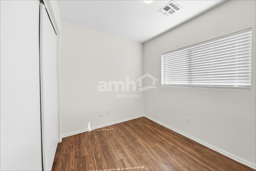 Building Photo - 11514 W Bloomfield Rd