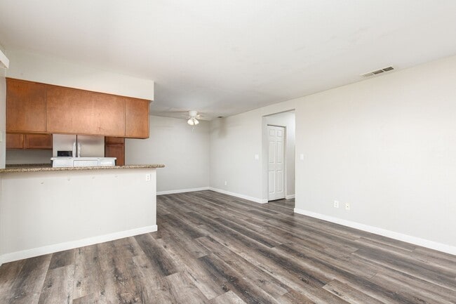 Building Photo - 2nd floor 2 bedroom unit in NW with easy access to Summerlin Pkwy and the 95/I-11