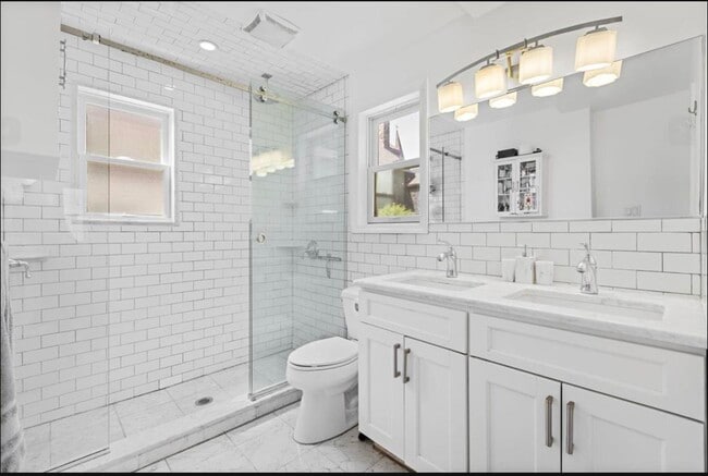 Building Photo - 327 7th St