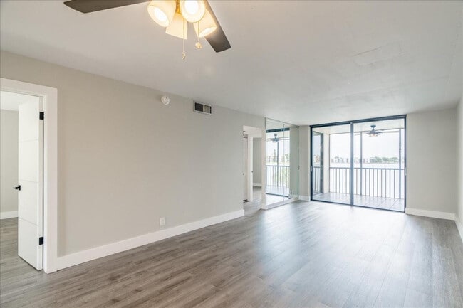 Building Photo - 113 Lake Emerald Dr