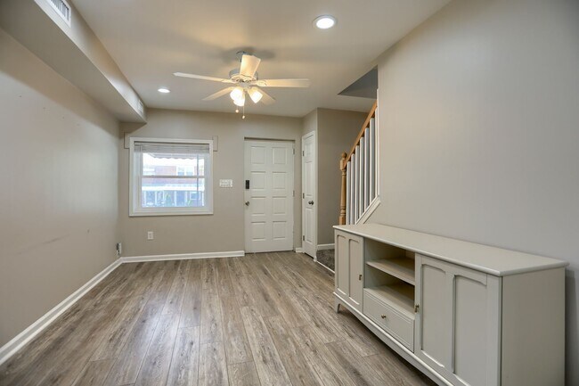 Building Photo - 1207 Anglesea St