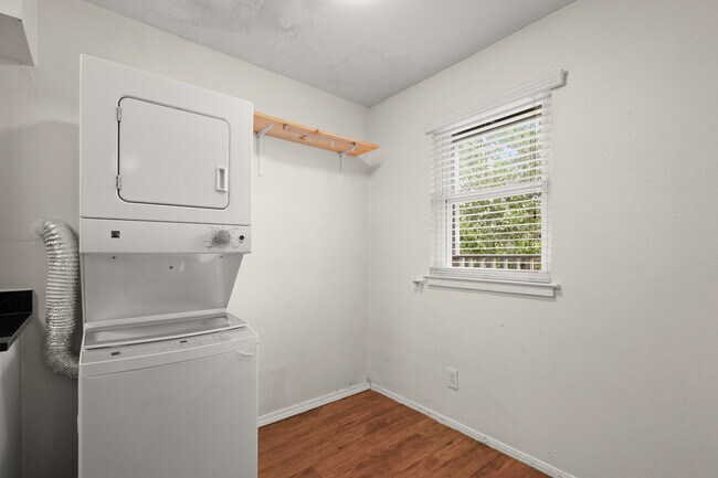 Building Photo - 2401 Manor Rd