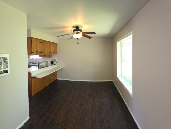 Building Photo - Hen-269