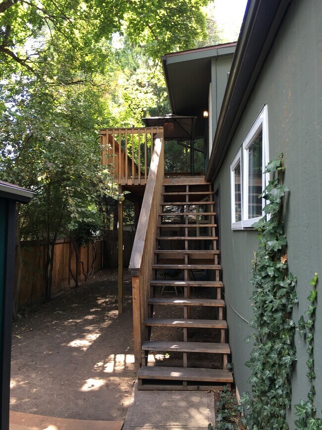 Building Photo - *MAXED OUT ON APPLICATIONS, NOT ACCEPTING MORE* Location, location, location. Great 4 bedroom one...