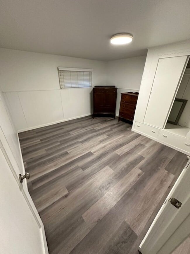 Building Photo - Cozy  3Bd duplex with utilities included! Available now! Call me today