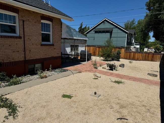 Building Photo - Charming South West Home!