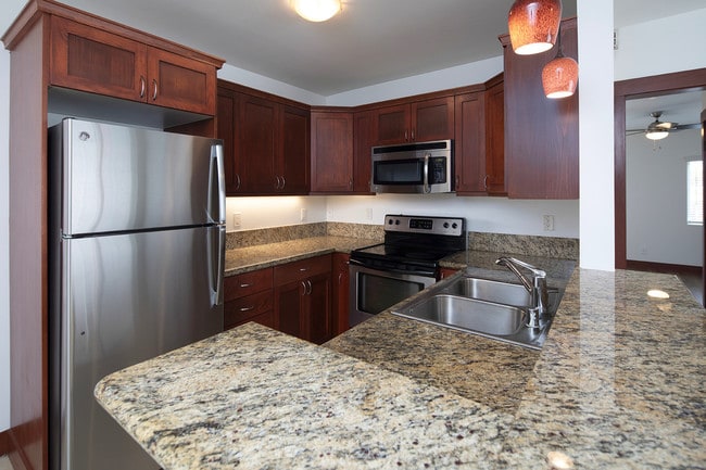 Building Photo - Point Loma 1BR with W/D In-Unit, Great Vie...