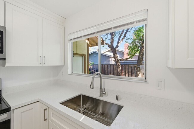 Building Photo - Spacious 4-bedroom 2-Bath in Desirable Area in Walnut Creek!