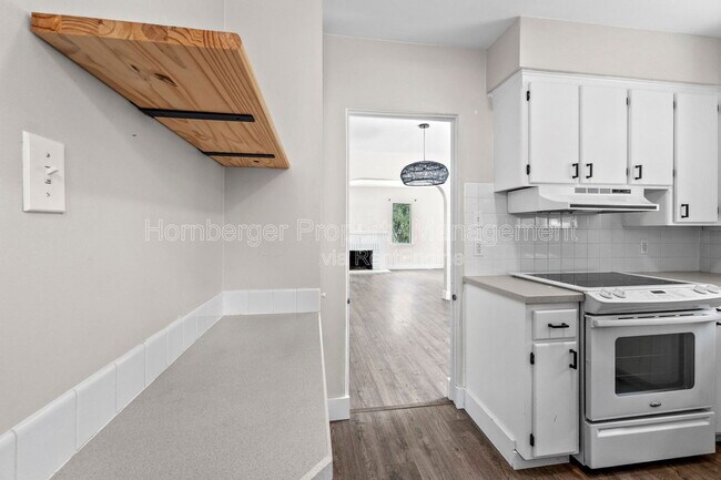 Building Photo - 807 E 40th Ave