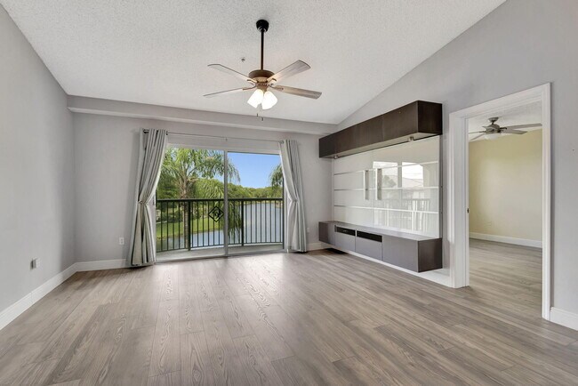 Building Photo - 600 Crestwood Ct N