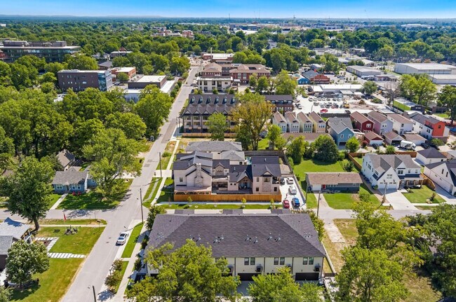 Building Photo - 402 SW 5th St