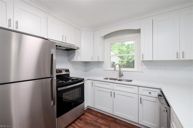 Building Photo - 5525 Greenefield Dr S