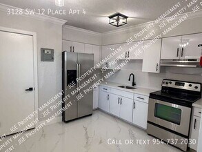 Building Photo - 3128 SW 12th Pl
